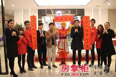 “美猴王”挥耍金箍棒送喜上门 房掌柜珠海团拜启动贺新年